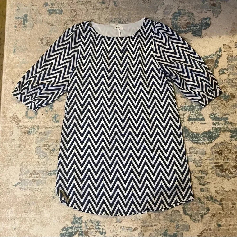 Everly Chevron Blue and White Dress Size Small Mid Sleeve